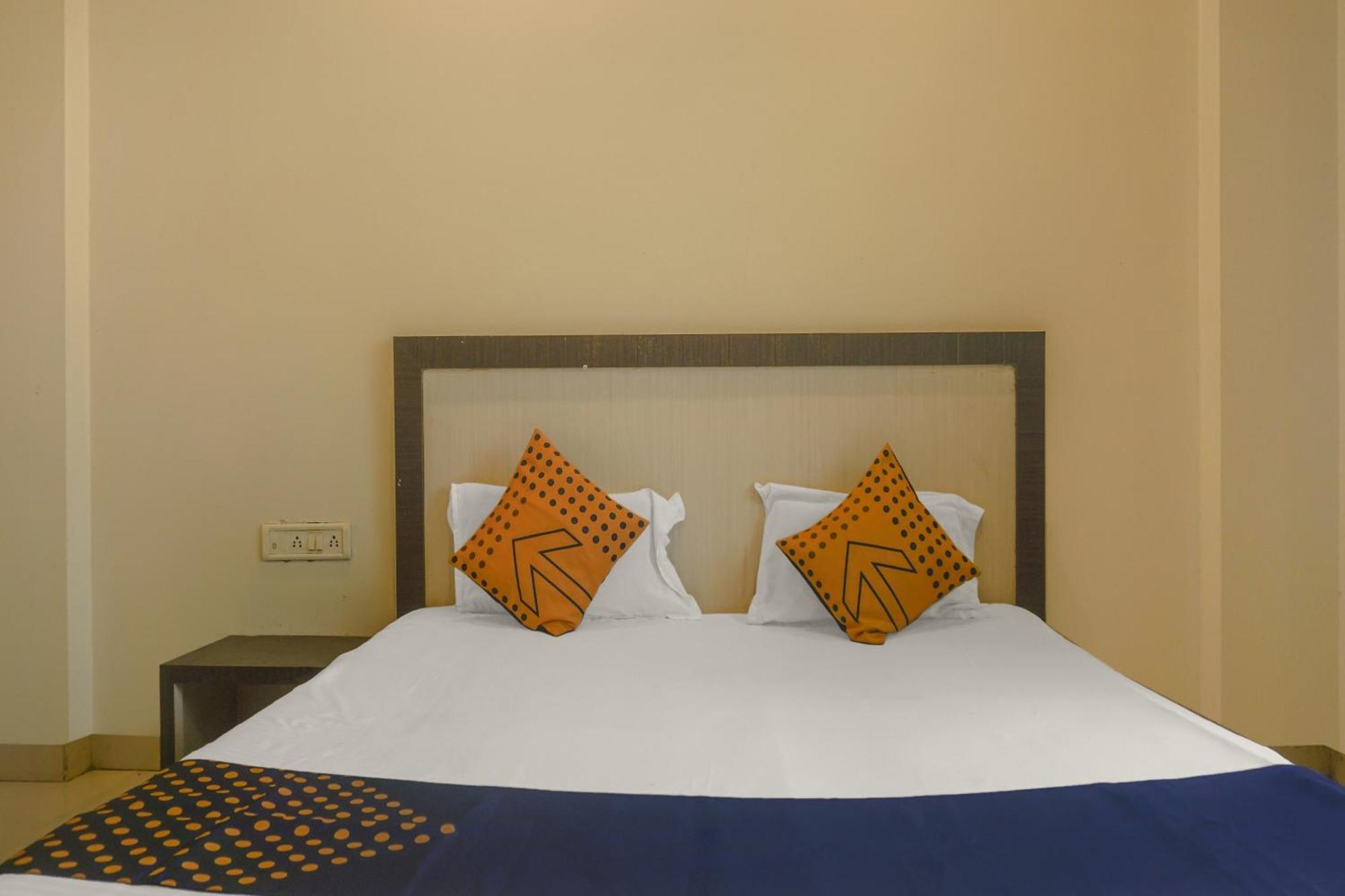 Hotel O Peacock Lodging Kharakvasla Екстериор снимка