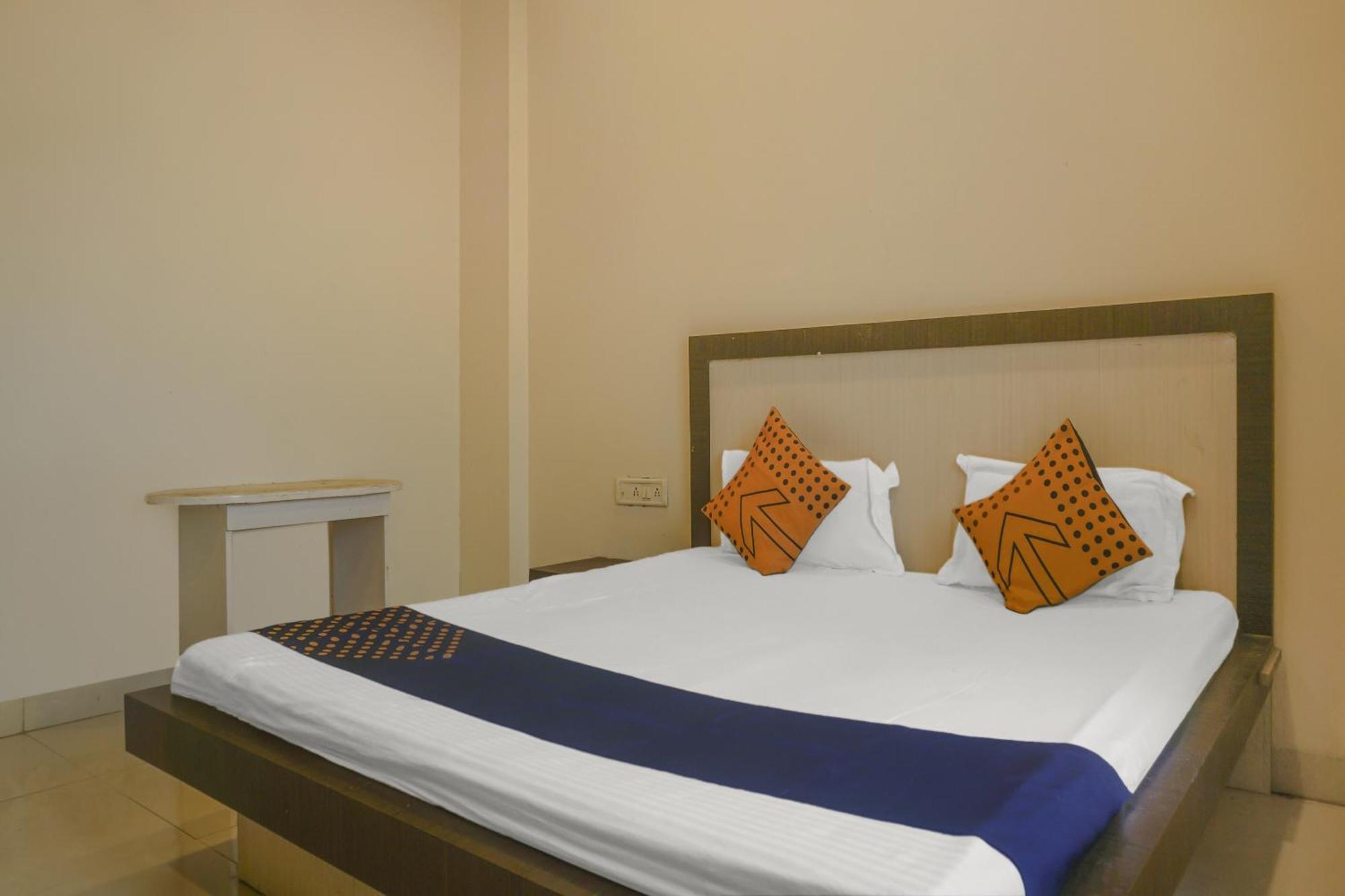 Hotel O Peacock Lodging Kharakvasla Екстериор снимка